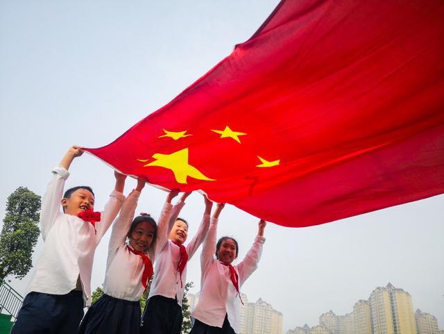 救援秀气的男孩