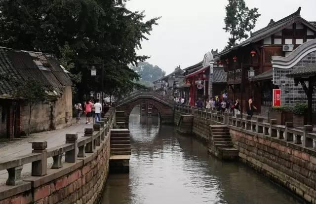 一个老师说他当初给同学推荐工作时让某个人去了一个不错的地方，但是那个同学没去，最后去了个别的更好的游戏画面